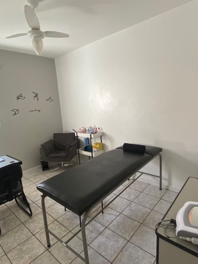 Sala de atendimento acolhedora com decoração e equipamentos