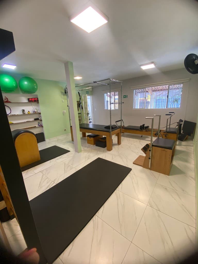 Sala de pilates com Cadillac, reformer e equipamentos profissionais