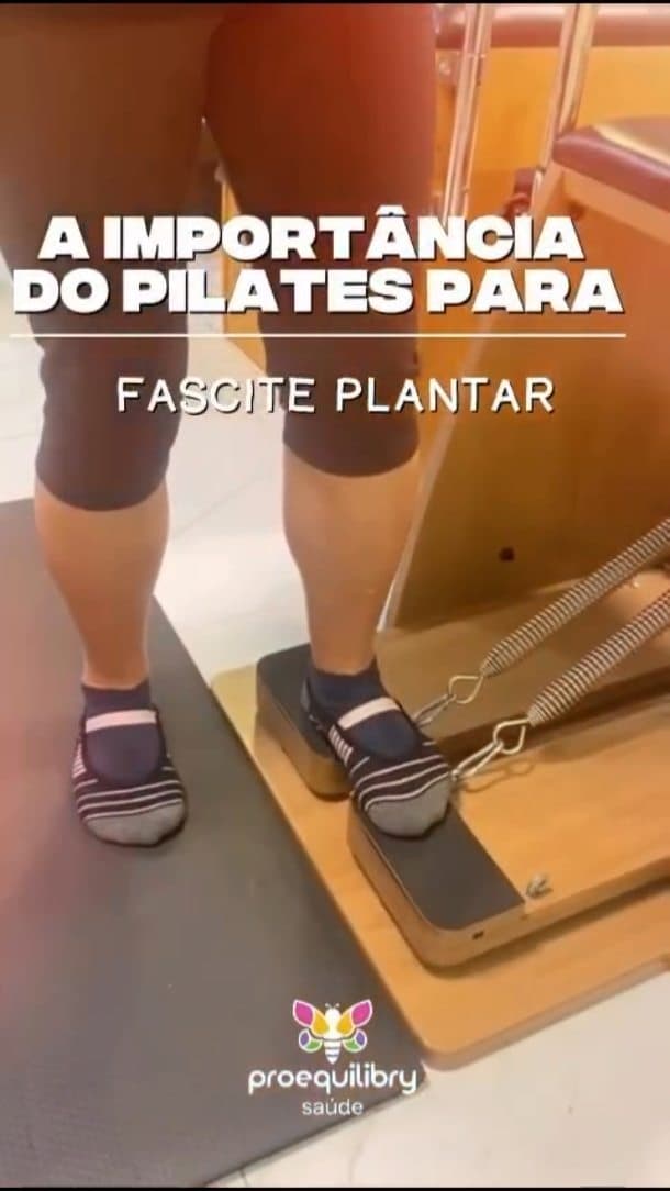 Dor no calcanhar ao pisar? Pode ser fascite plantar — e o Pilates pode ajudar muito nesse processo 👣✨

Com exercícios e